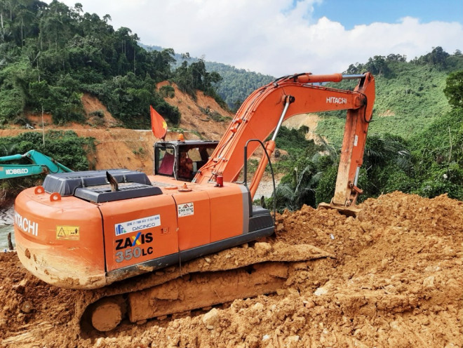 Trước mắt, nhân lực và phương tiện cơ giới tổ chức tập trung đắp đập tạm ngăn nước vào khu vực khoanh vùng, đào kênh chỉnh chuyển dòng sông Rào Trăng. Sau đó, sẽ triển khai tìm kiếm tại vị trí giai đoạn 3.