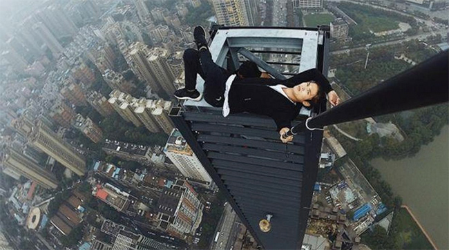 Bức ảnh ấn tượng: Wu Yongning được biết đến với những bức ảnh đáng sợ trên đỉnh các tòa nhà chọc trời. Trong một sự cố đáng tiếc, người thanh niên 26 tuổi đã ngã xuống và tử vong vào tháng 11/2017 sau khi rơi từ một tòa nhà 62 ​​tầng (không phải tòa nhà trong ảnh).&nbsp;

