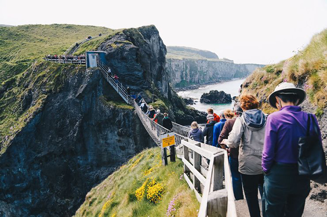 Cầu Carrick-A-Rede Rope- Ballycastle, Bắc Ireland: Mặc dù là một cây cầu nhỏ hẹp, rung rinh dẫn đến một hòn đảo nhỏ bé nhưng cây cầu dây Carrick-A-Rede vẫn thu hút hàng nghìn du khách mỗi năm.
