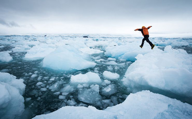 Nam Cực: Mặc dù đây là bức ảnh đẹp nhưng có lẽ không phải là ý tưởng tốt nhất nếu bạn mạo hiểm rơi xuống nước lạnh như băng. Ngay cả với giày leo núi có gai, nó thực sự rất trơn và nguy hiểm.

