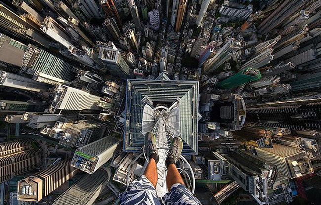 Trên đỉnh HongKong: Đây là một bức ảnh đáng kinh ngạc khác của Alexander Remnev. Bức ảnh này cho thấy anh ta đang đứng trên một lan can rất mỏng nằm ở tầng cao nhất một tòa nhà tại HongKong.
