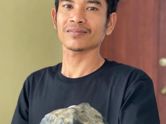Thị trường - Tiêu dùng - Anh thanh niên bán quan tài bỗng thành tỷ phú nhờ viên đá rơi thủng cả mái nhà