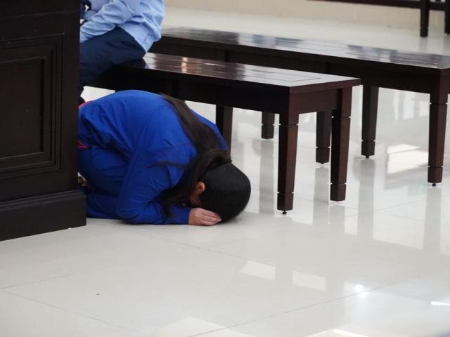 Tin tức trong ngày - Tin tức 24h qua: Người mẹ bạo hành con gái đến chết, quỳ gối xin lỗi mẹ đẻ tại tòa