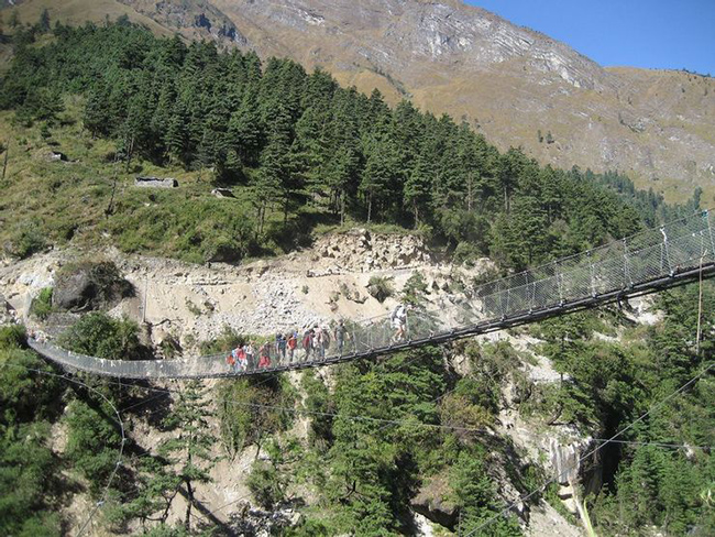 Cầu treo Ghasa- Ghasa, Nepal: Cầu Treo Ghasa là một trong những cây cầu khiến trái tim bạn như muốn nhảy ra khỏi lồng ngực. Cây cầu bắc qua sông Gandaki, một dòng nước hẹp nhưng chảy xiết. Nó được làm bằng cáp chắc chắn, nhưng khoảng trống giữa các tấm ván là nơi khiến bạn không yên tâm nhất.
