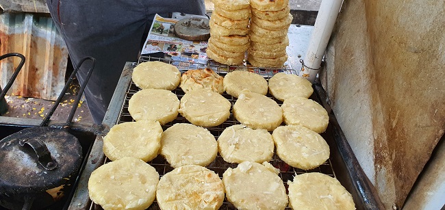 Món bánh nhà nghèo “lên đời” thành đặc sản hút khách Hà thành, ngày bán 500 chiếc - 3