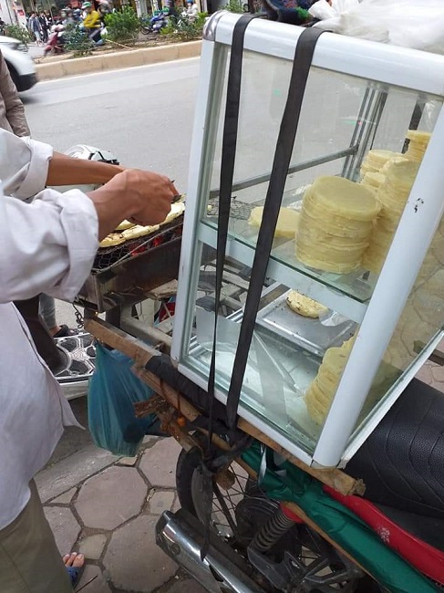 Món bánh nhà nghèo “lên đời” thành đặc sản hút khách Hà thành, ngày bán 500 chiếc - 1