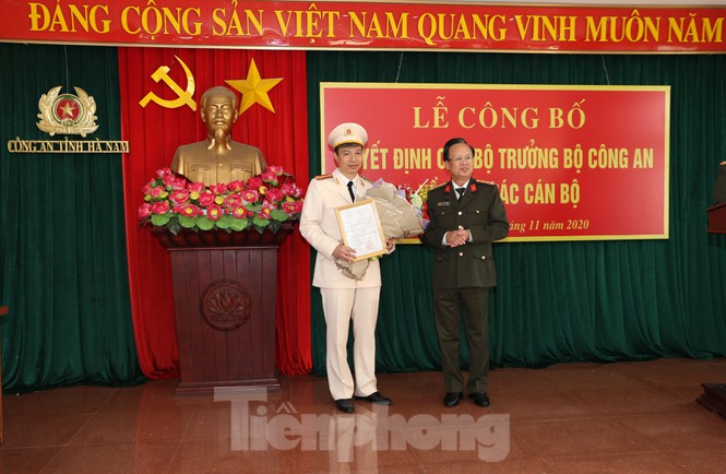 &nbsp;Đại diện Bộ Công an trao quyết định bổ nhiệm Phó Giám đốc Công an tỉnh Hà Nam - Ảnh: Hoàng Long