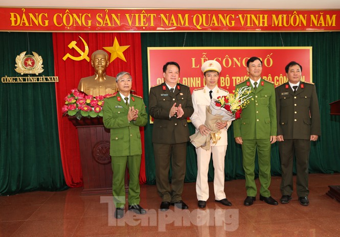 &nbsp;Lãnh đạo Công an tỉnh Hà Nam chúc mừng tân Phó Giám đốc Nguyễn Thanh Hà - Ảnh: Hoàng Long
