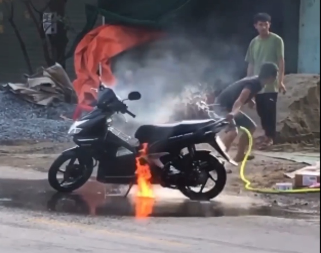 Video: Xe ga Honda Air Blade bốc cháy và pha xử lý quá vụng về - 1