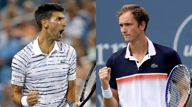 Djokovic (trái) và Medvedev chơi một trận vô cùng quyết tâm