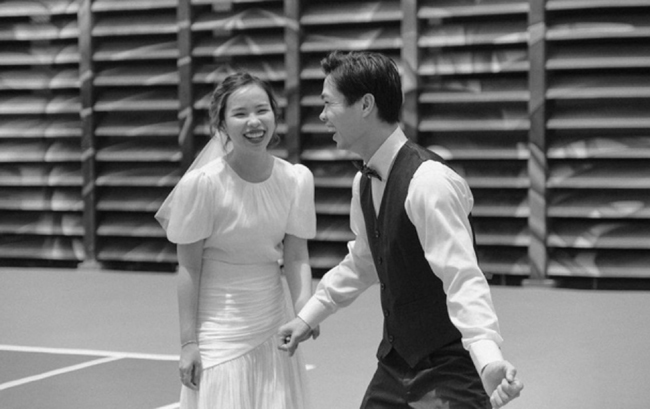 Đám cưới Công Phượng và bà xã Viên Minh tại Phú Quốc khiến cộng đồng mạng Việt nhộn nhịp chia sẻ những hình ảnh tươi vui hạnh phúc.
