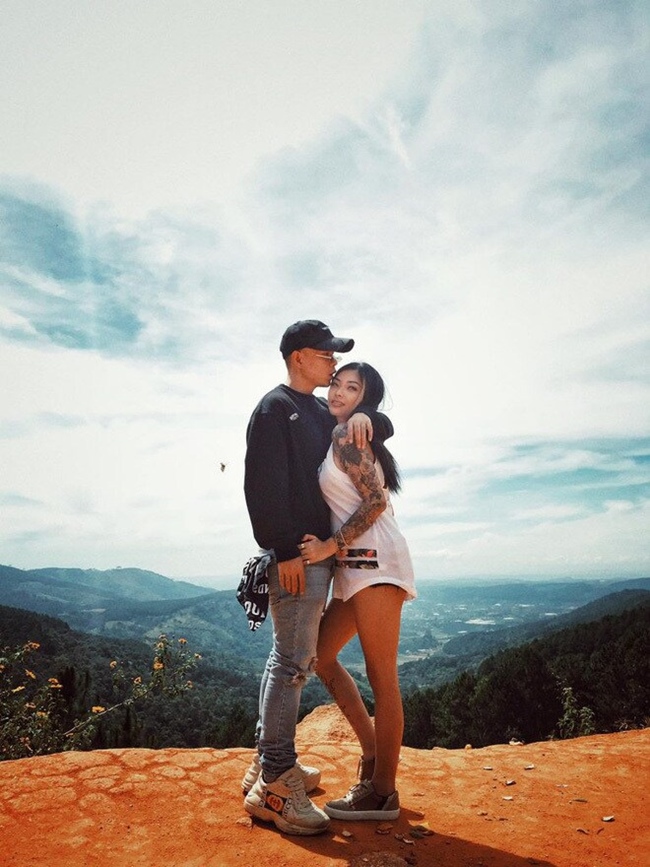 Trước khi hẹn hò và bấm follow Instagram của Châu Bùi, Binz từng chủ động đăng ảnh tình cảm với một hot girl người Mỹ gốc Việt. Cassie Trinh Võ là cô gái đầu tiên xuất hiện trên trang cá nhân của nam rapper.
