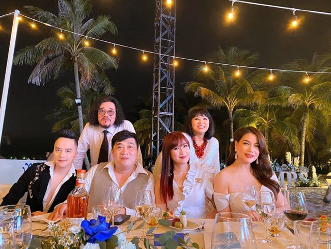 Cẩm Vân, Khắc Triệu, Cao Thái Sơn, đạo diễn Trần Vi Mỹ, Hiền Mai, Trương Ngọc Ánh cùng là khách mời trong đám cưới "bí mật" này.
