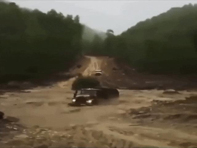 Tin tức ô tô - Video: Xe tải "liều mình" cắt ngang dòng nước lũ