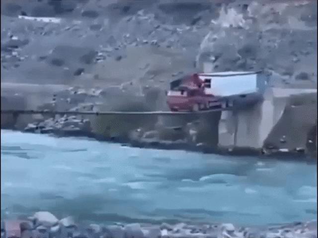 Tin tức ô tô - Video: "Thót tim" cảnh xe tải vượt cầu treo giữa sông