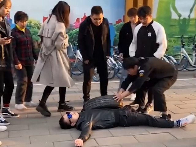 Cười 24H - Hai thanh niên lớ ngớ lại trở thành người hùng bắt cướp