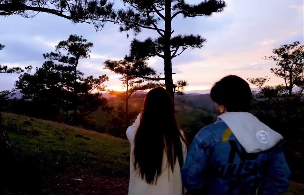 Midu úp mở giữa ồn ào tình cảm bằng hình ảnh lãng mạn bên cạnh một chàng trai, và nhanh chóng bị dân mạng phát hiện là Chi Dân.