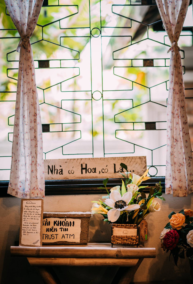 Chiếc hộp &#34;tài khoản niềm tin&#34;&nbsp;nằm bẽn lẽn bên ô cửa, nơi gửi gắm những yêu thương.&nbsp;
