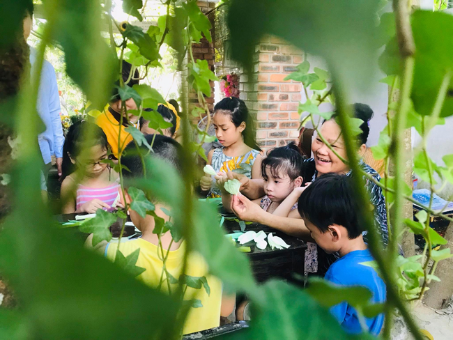 Ở đây, mọi người cắt dán tỉ mỉ để thổi hồn thành những bông hoa.&nbsp;

