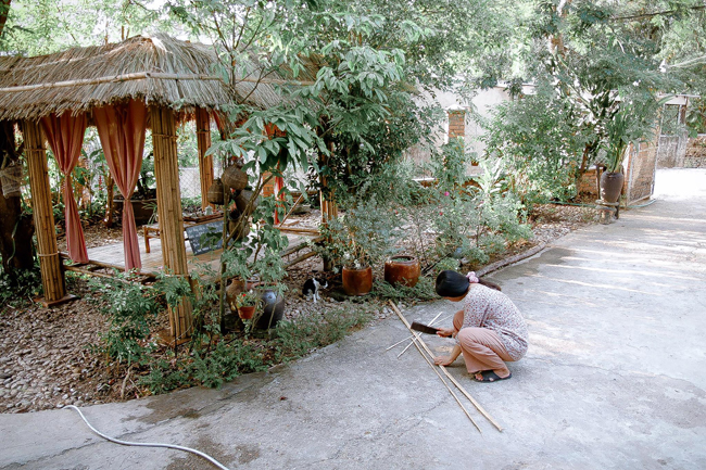 “Bàn ghế trong nhà tự đóng, rèm cửa và khăn trải bàn cũng được tự may để tiết kiệm chi phí”, Nhàn chia sẻ.
