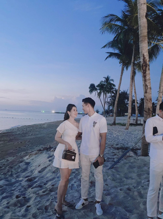 Dương Thùy Phương, bà xã của trung vệ Quế Ngọc Hải, đăng ảnh chụp cùng ông xã tại bãi biển Phú Quốc khi cả hai cùng đi dự tiệc Công Phượng.
