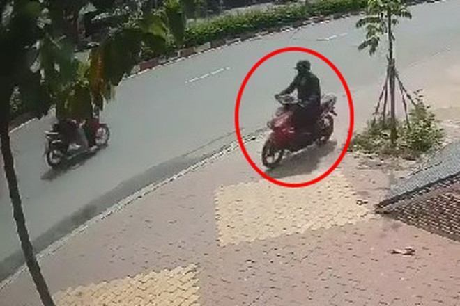 Người này chạy ngược chiều để tẩu thoát. Ảnh: Cắt từ camera an ninh