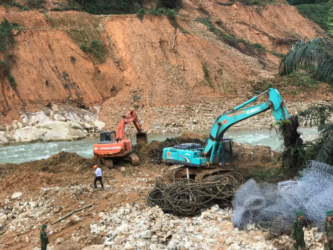 Các vật liệu được tập kết vào trước đó để chuẩn bị ngăn đập, tạo dòng chảy mới
