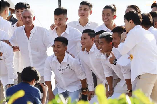 Dresscode trong buổi tiệc là tông màu trắng. Ảnh: Sport5.