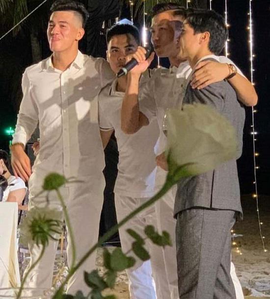 Cầu thủ Quế Ngọc Hải phát biểu trong lễ cưới. 