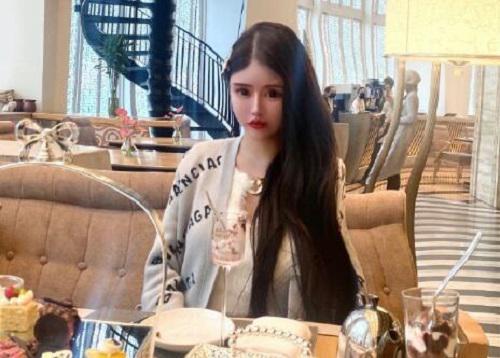 Xiaoz Nana nổi tiếng với ngoại hình "lạ" sau hàng trăm cuộc phẫu thuật thẩm mỹ.