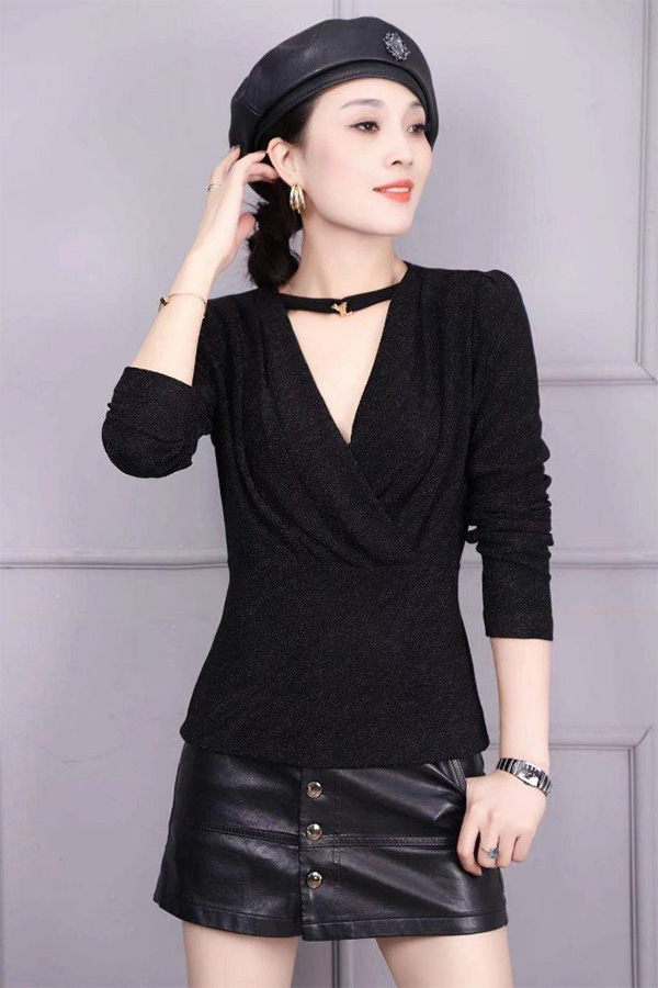 Quần sort da là thứ trang phục siêu dễ kết hợp. Chỉ cần khéo léo chọn một chiếc áo len họa tiết độc đáo, hoặc áo gile mặc ngoài sơ mi nhã nhặn là chị em đã có thể tự tin xuống phố.