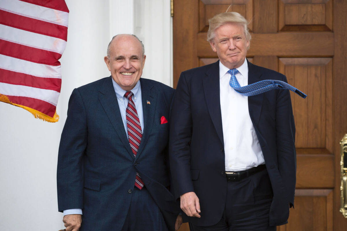 Ông Giuliani là luật sư danh tiếng, được ông Trump “chọn mặt gửi vàng” để kiện kết quả bầu cử (ảnh: CNBC)