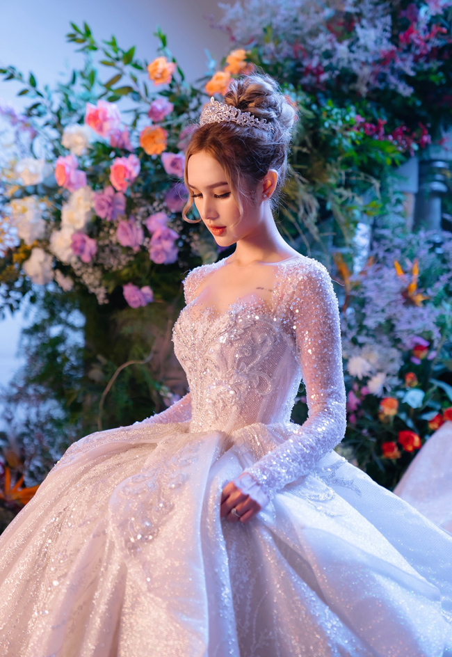 Cô nàng diện váy cưới có trị giá lên tới 28 tỷ đồng trong ngày cưới chính thức. 
