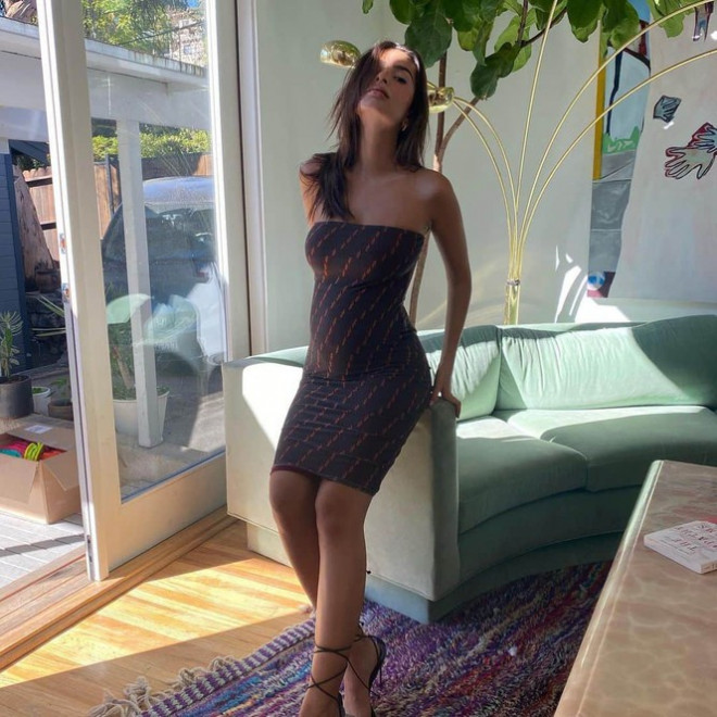 Bà bầu xinh đẹp Emily Ratajkowski khoe đường cong quyến rũ - 12