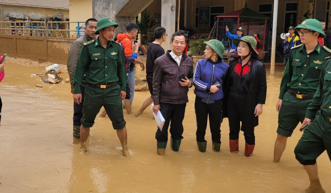 Bà Lê Thị Hương - Giám đốc Sở GDĐT tỉnh Quảng Trị (thứ 2 từ phải sang) đến ngôi trường ở xã Hướng Việt bị ngập trong lũ. Khi lũ rút, để lại lớp bùn đất dày đặc khiến học sinh không thể đi học trong hơn 1 tháng.