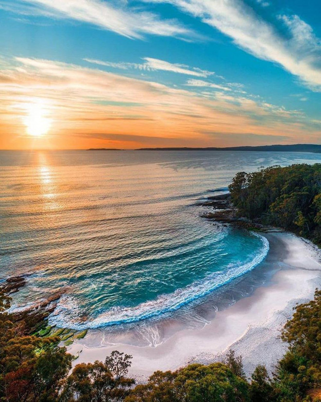 Từ Sydney hay Canberra đến vịnh Jervis chỉ mất khoảng 3 giờ lái xe. Nơi đây sở hữu nhiều khu nghỉ mát hạng sang, nổi tiếng với làn nước ngọc lam trong vắt và bãi cát trắng mịn. Ảnh: T.rads.