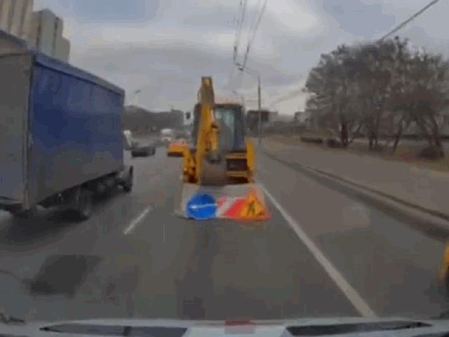 Media - Vừa chạy trên đường vừa nghe nhạc, xe cấp cứu lao vào máy xúc