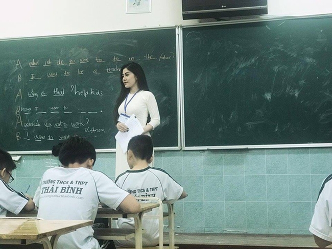 Trần Đinh Thanh Nhàn là giáo viên dạy tiếng Anh từng gây bão mạng xã hội bởi ngoại hình xinh đẹp.
