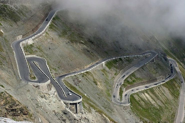 Col De Turini: Col de Turini là một con đèo nằm ở miền Đông nước Pháp. Đường nguy hiểm này có 34 ngã rẽ và những thay đổi thời tiết không lường trước được khiến cho nó trở thành con đường mạo hiểm. 
