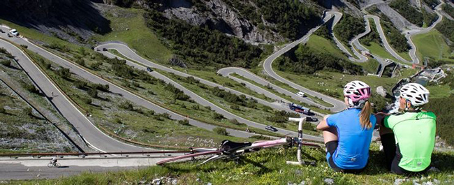 Đèo Stelvio, Ý: Mặc dù có tầm nhìn tuyệt đẹp ra dãy núi Alps ở Ý, nhưng đèo Stelvio chủ yếu được biết đến với bố cục hẹp rất lộng gió và kéo dài 2,7 km. Con đường đòi hỏi sự tập trung cao độ của các tay lái. 
