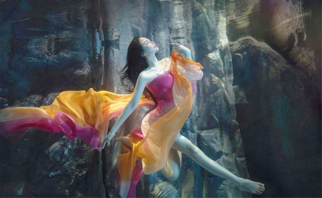 Kim Do Yeon khoe sắc vóc quyến rũ và thần thái ma mị khi chụp ảnh ở dưới nước.
