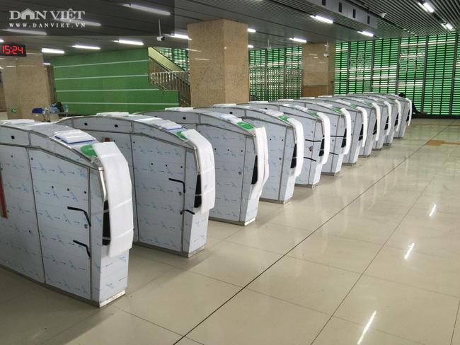Hệ thống quét thẻ đi lên tàu tại các nhà ga dự án đường sắt Cát Linh - Hà Đông.