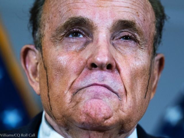 Thế giới - Đang họp báo, mặt luật sư của ông Trump chảy ra 2 dòng nước đen "kỳ lạ"