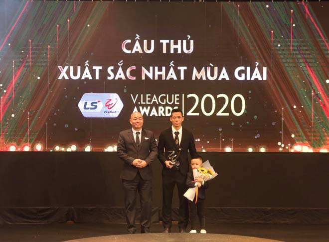 Nguyễn Văn Quyết nhận giải "Cầu thủ xuất sắc nhất mùa giải"