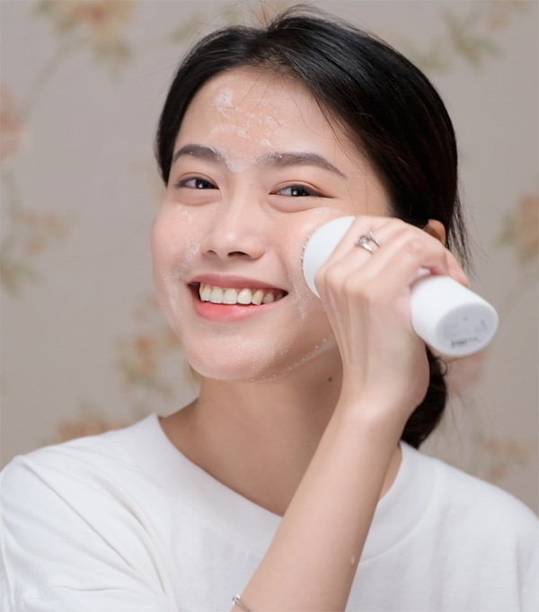 Điểm nhấn trong chu trình rửa mặt của 2 nàng chính là máy rửa mặt Dual Cleanser – một sản phẩm nằm trong bộ chăm sóc da mặt LG Pra.L Plus. Chiếc máy rửa mặt này có 2 lựa chọn đầu cọ: đầu silicon cho rửa mặt nhẹ nhàng hàng ngày và đầu cọ sợi mịn dùng với tần suất 2 lần/tuần để làm sạch sâu và tẩy tế bào chết giúp làn da sạch hơn, giảm mụn đầu đen và tế bào chết.