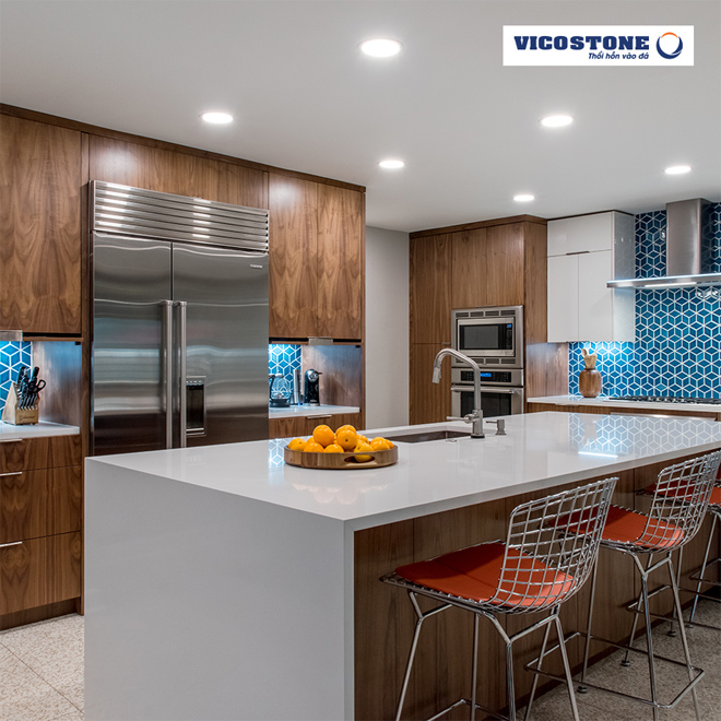 Đá bàn bếp Vicostone có khả năng chống ngấm vượt trội, ngăn ngừa vi khuẩn và dễ dàng vệ sinh (Nguồn Vicostone – Quasar Light)