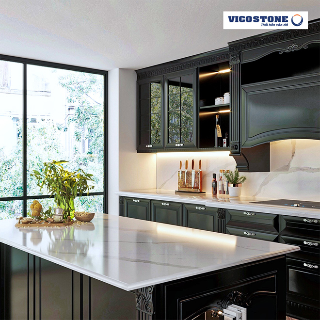 Căn bếp sạch, sáng sủa với màu sắc và thiết kế gần gũi với thiên nhiên sẽ tạo cảm giác thư thái, bừng sức sống (Nguồn: Vicostone – Mẫu Arabescato)