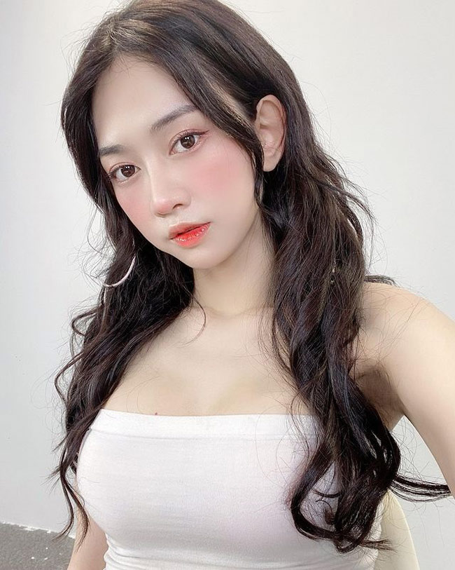 Lê Bống (tên thật là Lê Xuân Anh, sinh năm 1995) nổi tiếng với vai trò người mẫu ảnh, quảng cáo. Cô còn là hot tiktoker sở hữu những video triệu view. 
