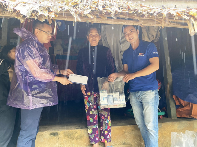 Tổng giám đốc TLC LIGHTING – ông Trần Mạnh Tuấn (bên trái) trực tiếp trao quà cho người dân miền Trung