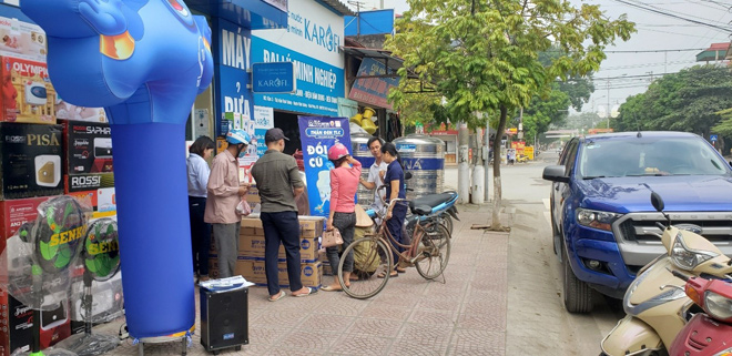 Đông đảo khách hàng đến đại lý của TLC LIGHTING để đổi đèn cũ lấy đèn mới